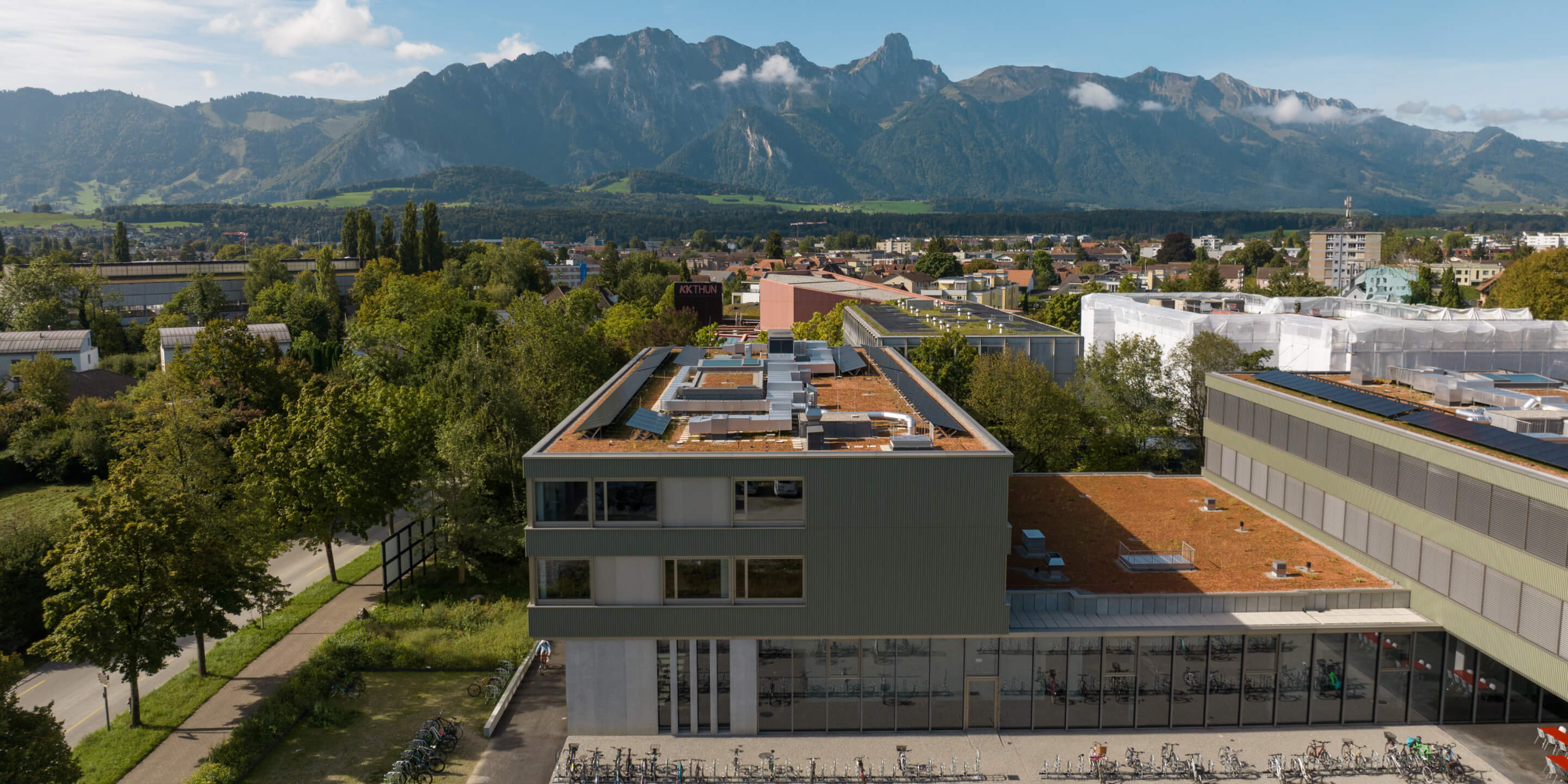 Gymnasium Thun mit umfassenden Heizungs-, Sanitär-, Kälte- und Lüftungsdämmungen sowie Brandschutzarbeiten, ausgeführt von Olisol AG.