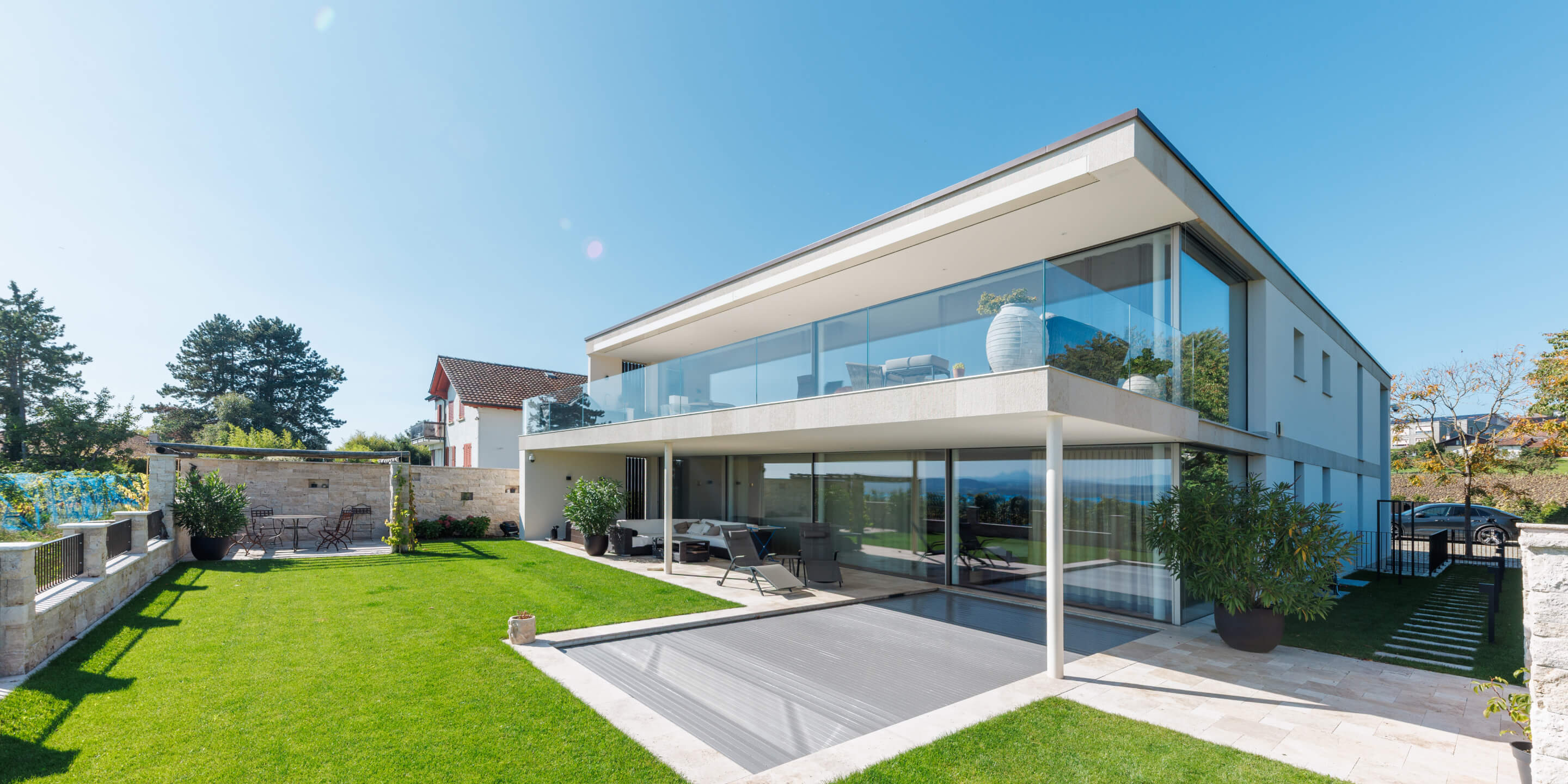 Wohnhaus Route de la Crausa in Lugnorre mit modernen Gipserarbeiten, ausgeführt von Olisol AG